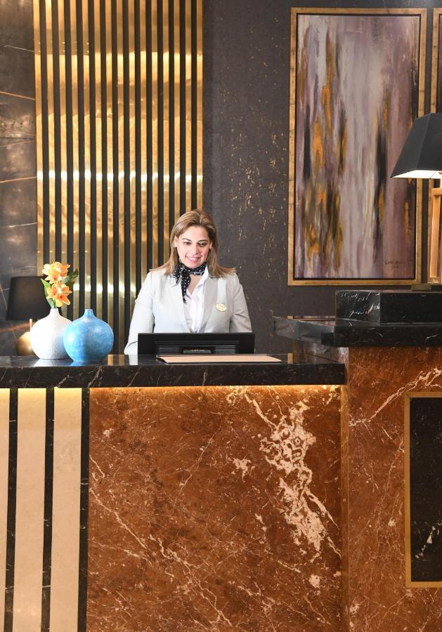 Tolip Gardens Hotel Kaherah Luaran gambar A hotel receptionist at the front desk