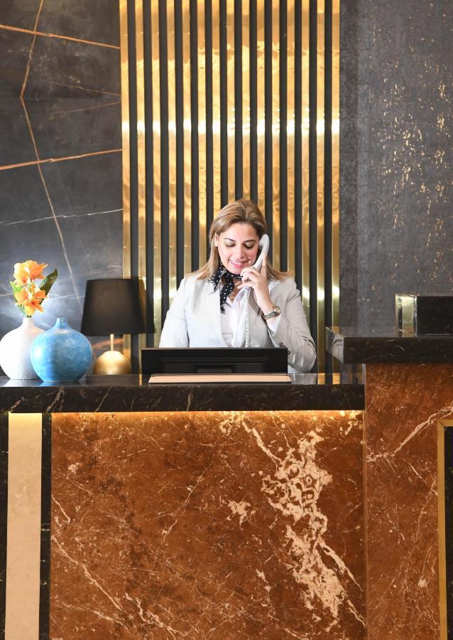 Tolip Gardens Hotel Kaherah Luaran gambar A hotel receptionist